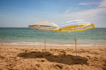 在沙滩上的两把伞
