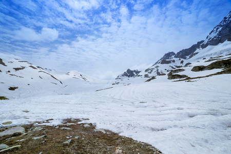 在一个冬日的雪下的山脉