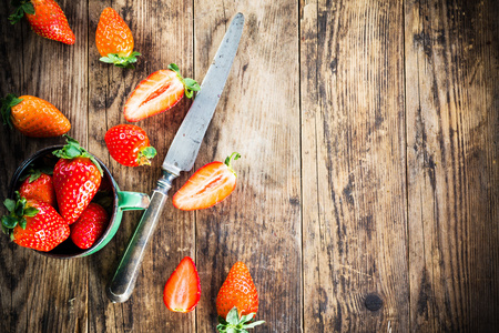 老刀旁边桌子上的成熟草莓