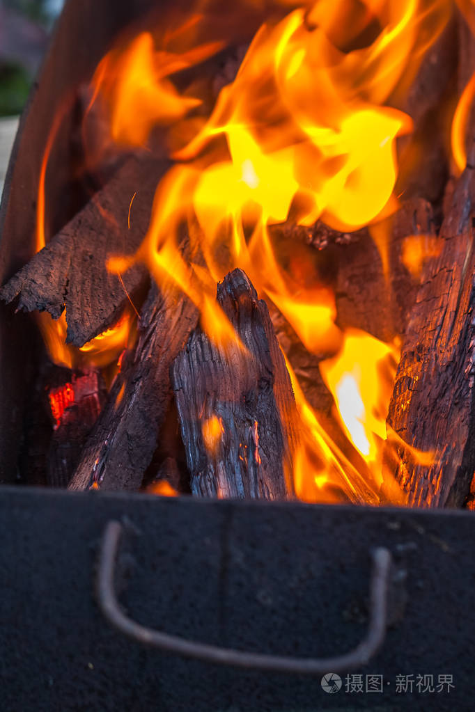 燃烧煤和火焰的烧烤背景