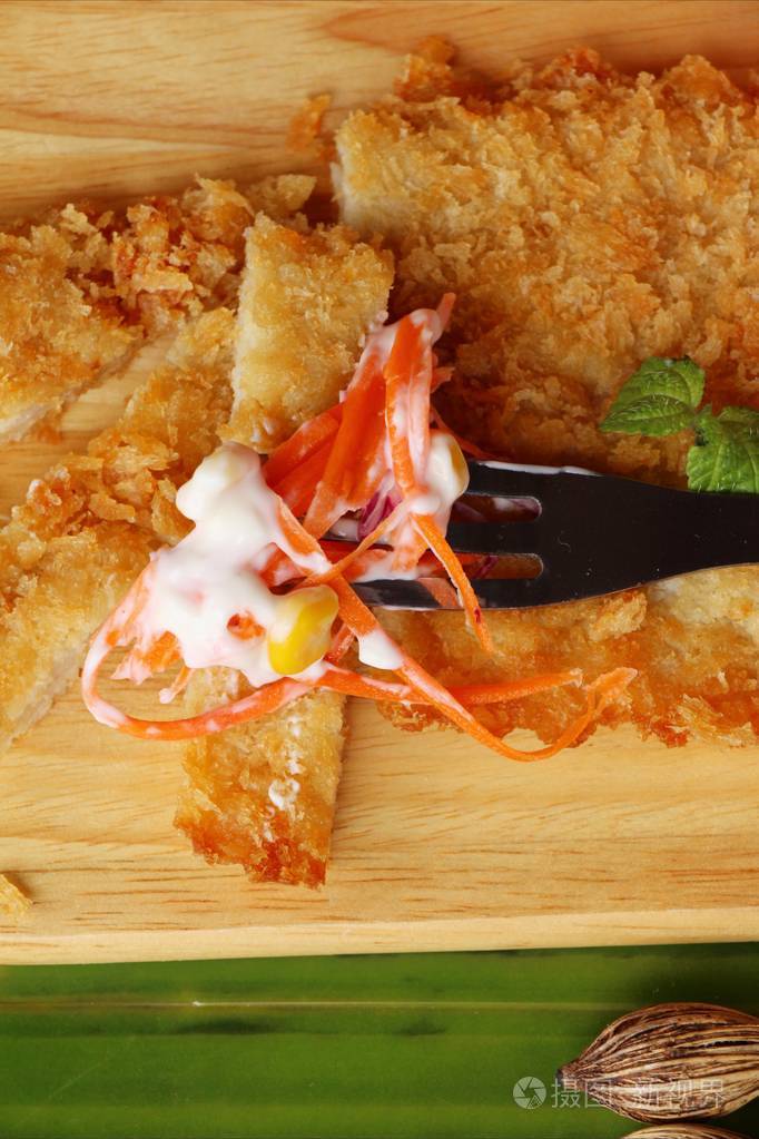 蔬菜沙拉美味煎海鲂鱼