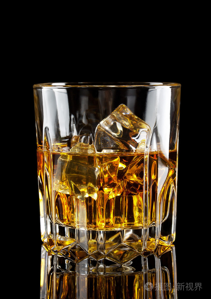 面杯加冰的威士忌