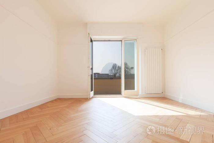 空荡荡的房间我们可以看到windows和镶木地板里面没人