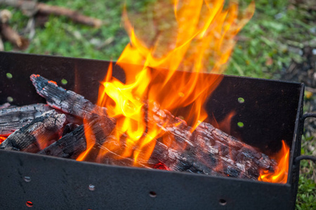 燃烧煤和火焰的烧烤背景照片