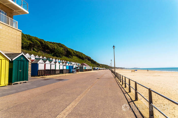 彩色房子在海滩上,多彩门到夏天的休闲农庄,s