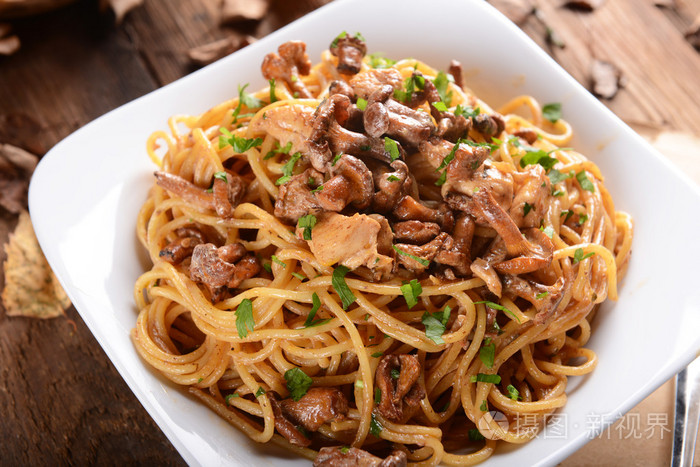 鸡油菌蘑菇和鸡肉意面