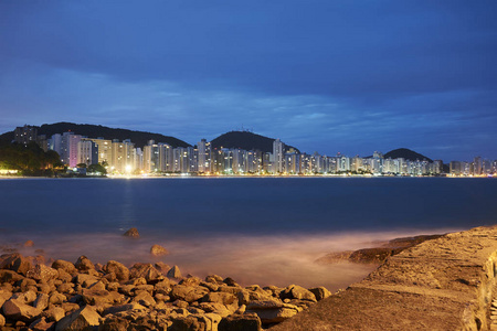 Guaruja，Pitangueiras 海滩在晚上