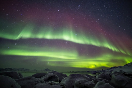 异常，色彩绚丽北极光以上斯瓦尔巴德群岛北极