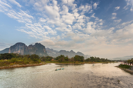 在老挝万荣宋南河上泛舟图片