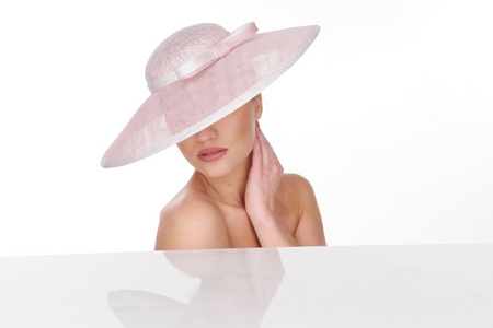 神秘的女人优雅亮粉红色帽子