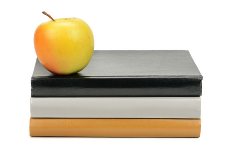 书籍和孤立在白色背景上的苹果