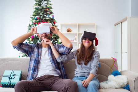 幸福的家庭，在圣诞节期间使用虚拟现实 Vr 眼镜