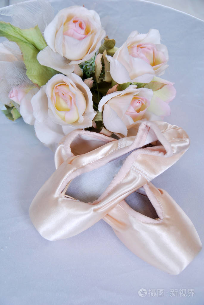 新古典舞着薄纱的芭蕾舞鞋穿