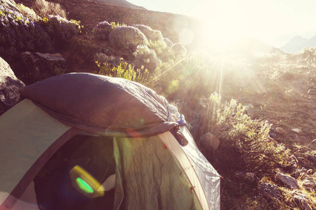 帐篷在山旅行概念