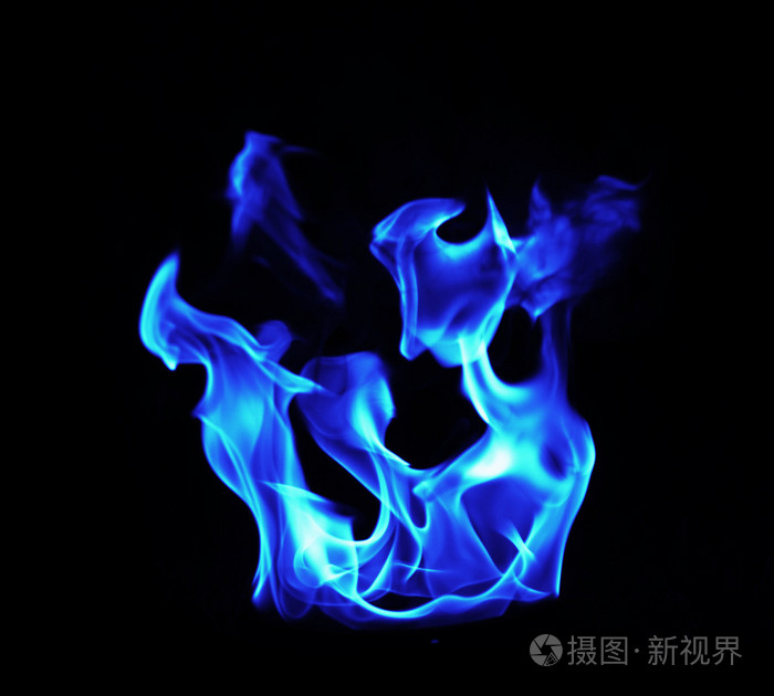 在黑色背景上的蓝色火焰