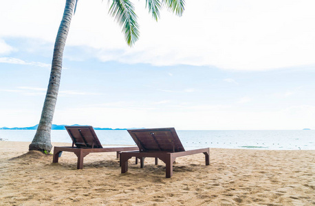 在泰国帕塔亚海滩椅子 棕榈和热带海滩