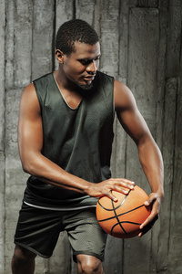 美国黑人男子打篮球