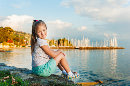 可爱的小女孩的室外肖像照片