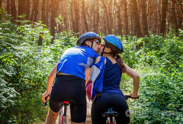 几个骑自行车的人在森林里接吻