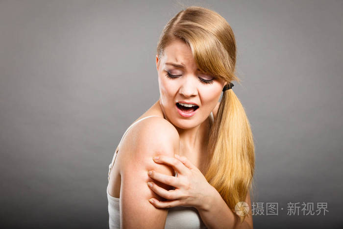 女人抓痒胳膊与过敏皮疹