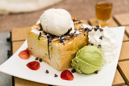 蜂蜜面包与草莓 香草和绿茶冰淇淋