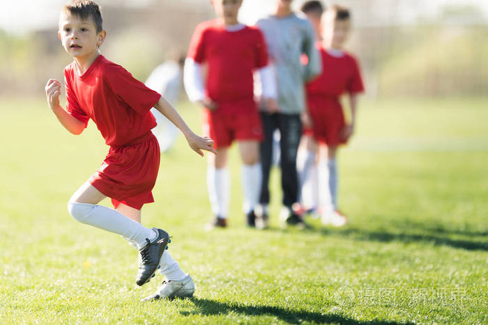孩子足球-足球场儿童球员比赛