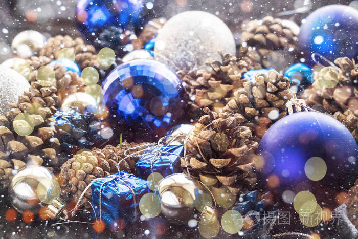 圣诞节背景与蓝色银球和松果