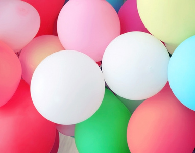 五颜六色的许多气球为背景的