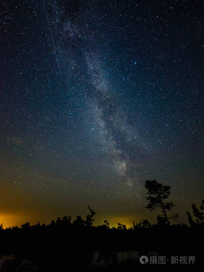 七彩树在夜空中看到的银河系