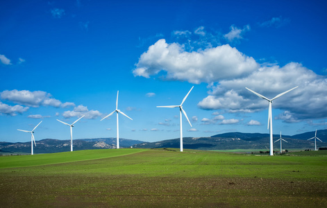 在绿色的草原上的风车.西班牙照片