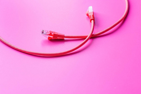 概念网络互联网电缆在粉红色的背景上关闭