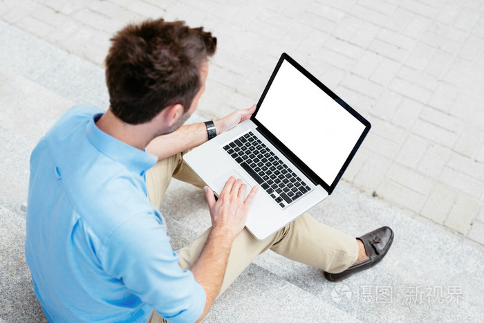 他的笔记本上工作的生意人