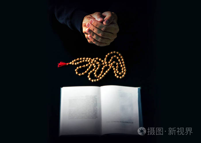 双手放在祷告结束圣经