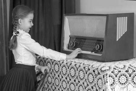 小女孩听旧收音机