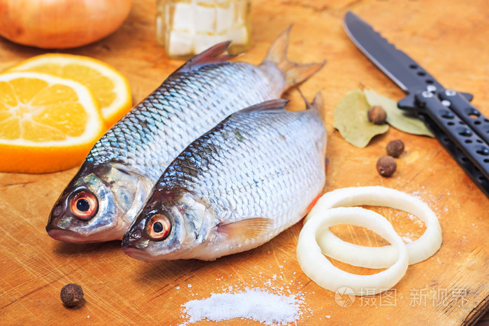 在砧板上的生鱼