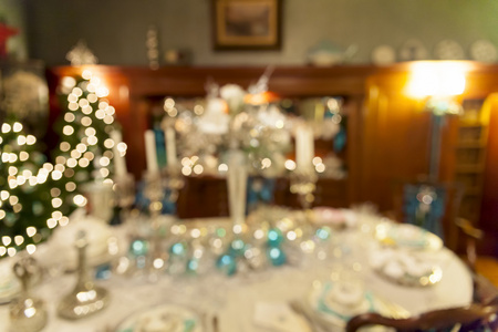 模糊的圣诞节节日餐桌装饰品图片