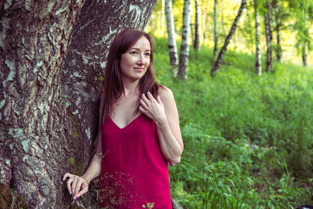 年轻女子肖像在山区夏季森林。漂亮