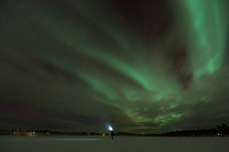 夜晚拍摄到的北极光在寒冷的冬天的国家