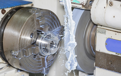 万能转换器精密模具及模具零件研磨的万能磨刀机操作员照片