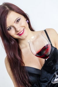 一杯红酒的年轻女人的肖像