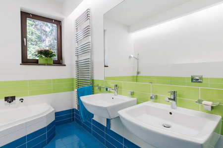 色彩缤纷的浴室配有两个水槽