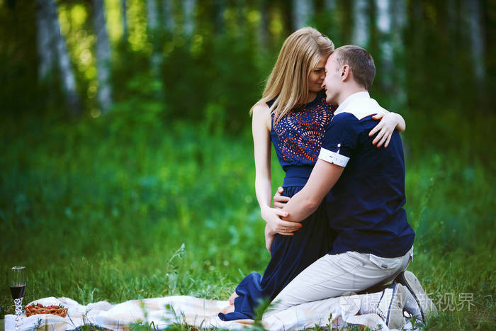 情侣拥抱在草地上