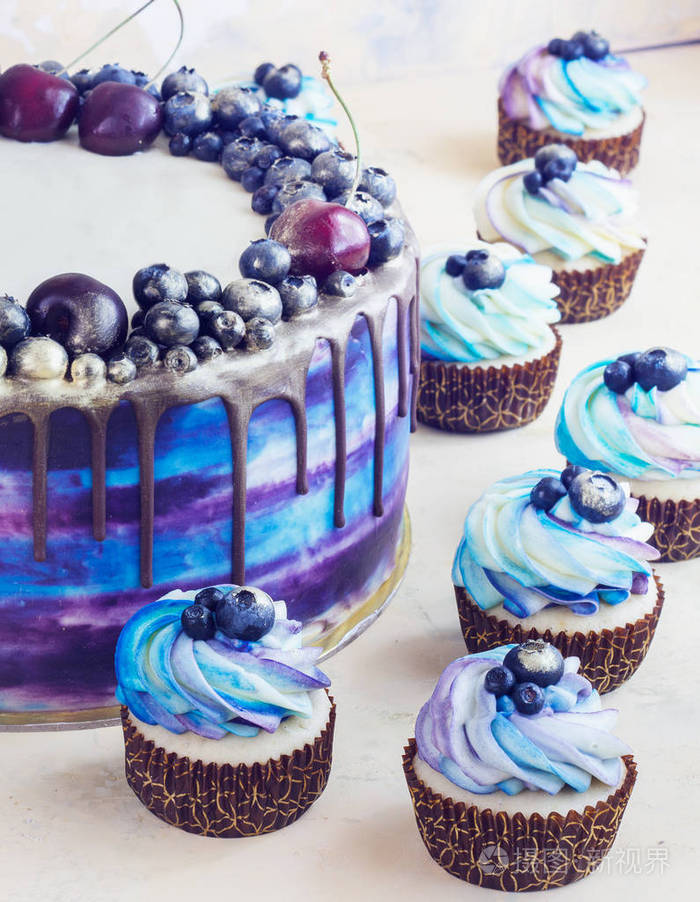 浆果巧克力和奶油蛋糕明亮喜庆蓝色蛋糕