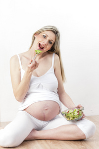 孕妇吃蔬菜沙拉