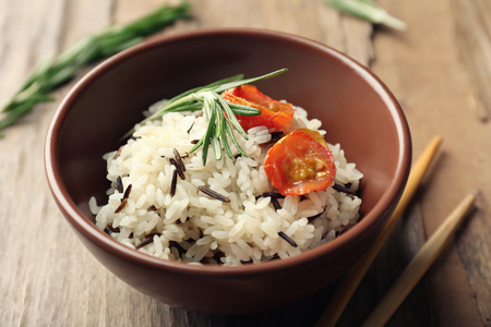 香烤米饭布丁在铝箔盒香煎红鲷鱼配蔬菜和米饭香煎鸡腿与卡特琳娜酱配