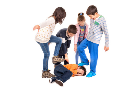 们欺负其他大男孩欺负小孩子,行为不端女学生被同学欺负难为情的人,无