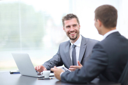 谈判领袖商务谈判.办公室里谈话的两位同事照片