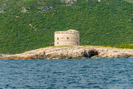 古代堡垒位于马穆拉岛