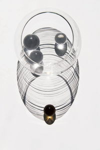 抽象形式的玻璃球和玻璃碗和及其思考
