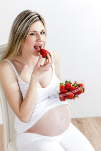 孕妇吃草莓的肖像